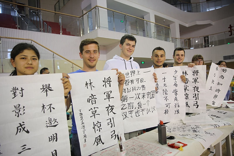 2017年6月5日，來(lái)自青島大學(xué)和中國(guó)石油大學(xué)（華東）的外國(guó)留學(xué)生在展示現(xiàn)場(chǎng)完成的書法作品。