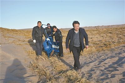 徐先英（右一）帶隊(duì)在沙漠腹地試驗(yàn)新型手扶式小沙障機(jī)。受訪者供圖