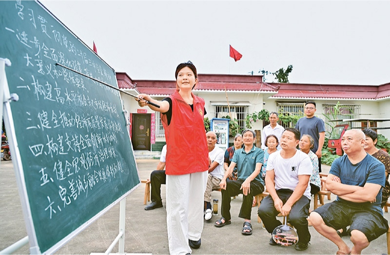 學(xué)習(xí)好貫徹好黨的二十屆三中全會(huì)精神，是當(dāng)前和今后一個(gè)時(shí)期全黨全國(guó)的一項(xiàng)重大政治任務(wù)。圖為2024年7月27日，四川省眉山市仁壽縣“小黑板”宣講小分隊(duì)，向基層黨員干部群眾宣講黨的二十屆三中全會(huì)精神。 人民圖片 潘帥/攝