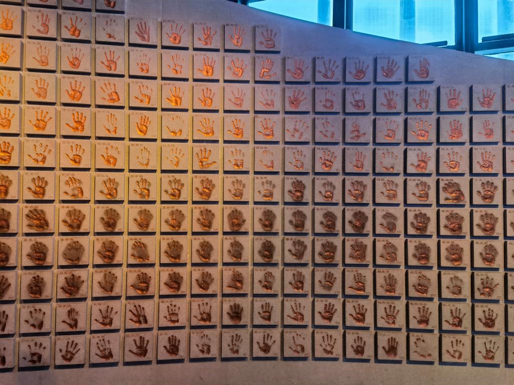 圖為侵華日軍南京大屠殺遇難同胞紀(jì)念館“三個必勝”展廳排列的648個鮮紅的手?。ň植浚?。新華社記者 邱冰清 攝