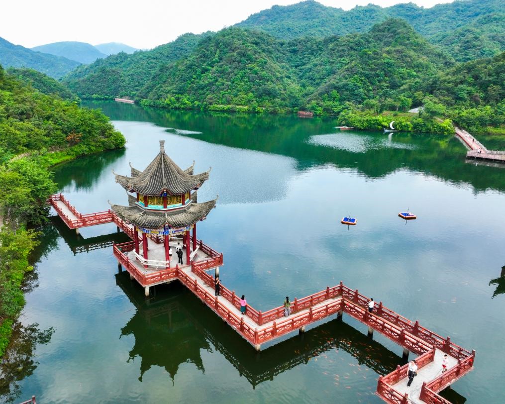 2024年8月11日，游客在湖南省雙牌縣陽明山國家森林公園萬和湖休閑游玩。新華社發(fā)（周秀魚春攝）