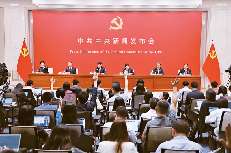 黨的二十屆三中全會(huì)是在以中國(guó)式現(xiàn)代化全面推進(jìn)強(qiáng)國(guó)建設(shè)、民族復(fù)興偉業(yè)的關(guān)鍵時(shí)期召開的一次十分重要的會(huì)議。圖為2024年7月19日，中共中央舉行新聞發(fā)布會(huì)，介紹和解讀黨的二十屆三中全會(huì)精神。 新華社記者 金立旺/攝