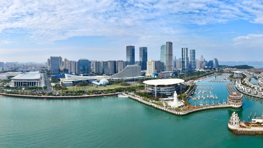 2024年1月24日拍攝的廈門國際會議中心、環(huán)島路一帶濱海城市景觀。新華社記者姜克紅攝