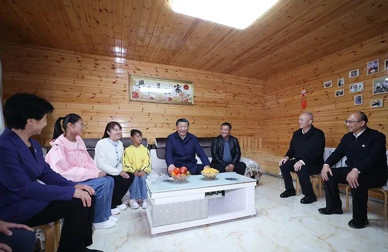 △2023年9月6日，習(xí)近平總書記在黑龍江大興安嶺地區(qū)漠河市北極村，同村民史瑞娟一家親切交談。