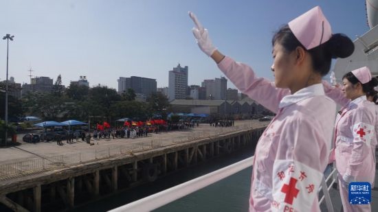 當?shù)貢r間8月16日上午10時許，執(zhí)行“和諧使命-2024”任務的中國海軍“和平方舟”號醫(yī)院船圓滿結束對莫桑比克的訪問，駛離馬普托港，前往本次任務第五站南非。新華社發(fā)（曹春耀 攝）