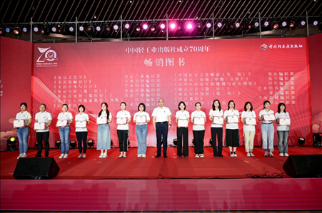 活動(dòng)現(xiàn)場(chǎng)為近五年精品力作、暢銷圖書頒獎(jiǎng)。主辦方供圖