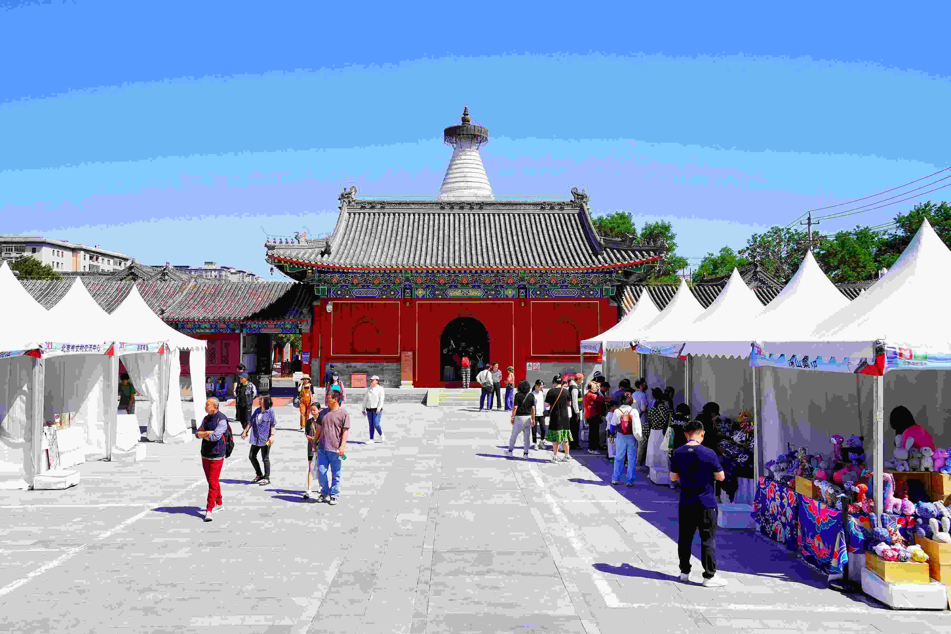 2024年5月，“北京白塔文化市集”在已有700余年歷史的妙應(yīng)寺白塔下舉行。