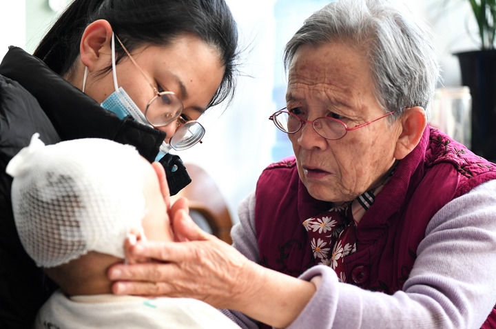 2022年11月16日，在陜西省榆林市佳縣，路生梅（右）在家中為患兒義診。 新華社發(fā)（鄒競一 攝）