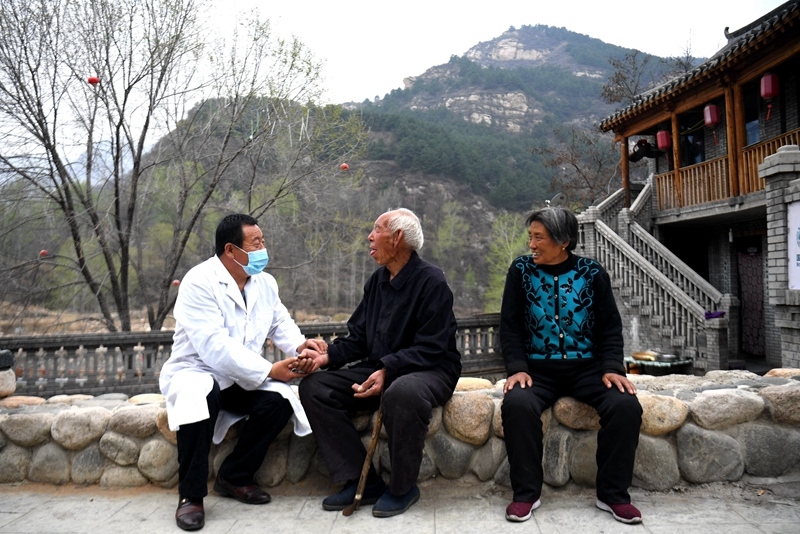 2020年4月15日，在河北阜平縣龍泉關(guān)鎮(zhèn)駱駝灣村，村醫(yī)霍建國為村民把脈。