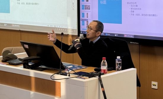 從去年秋天起，還在治療中的朱銳就堅(jiān)持給本科生開課。（受訪者供圖）
