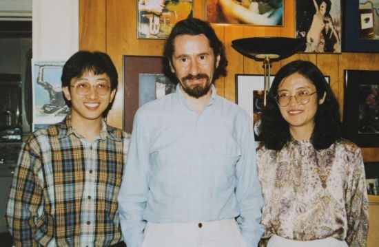 1992年，朱銳（左）赴美國杜蘭大學(xué)攻讀心靈哲學(xué)與認(rèn)知科學(xué)，師從心靈哲學(xué)和認(rèn)知科學(xué)家Radu Bogdan（中），右為朱銳師姐、北師大教授田平。