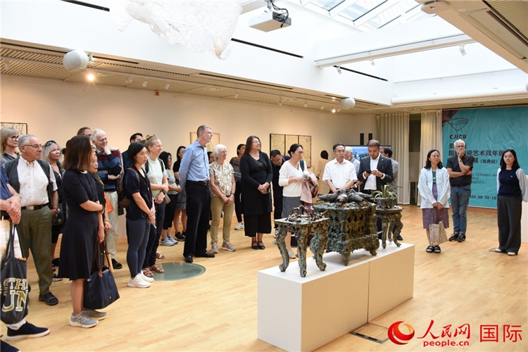 來(lái)賓參觀展覽作品。人民網(wǎng)記者 殷淼攝