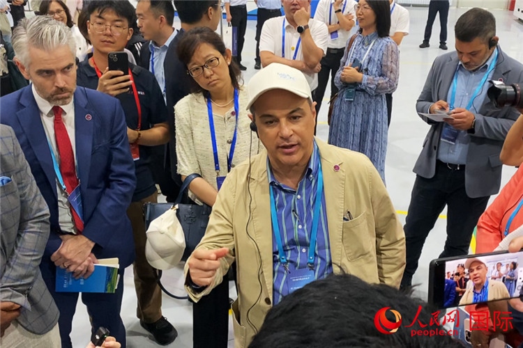 阿根廷駐華大使馬致遠(yuǎn)與億華通動力科技有限公司總經(jīng)理于民討論關(guān)切問題。人民網(wǎng) 宋歌攝