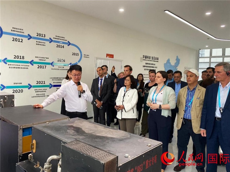 于民向駐華外交官和國際組織駐華代表介紹企業(yè)發(fā)展情況。人民網(wǎng) 宋歌攝