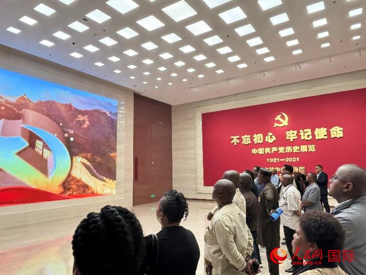 代表團(tuán)參觀“不忘初心 牢記使命”中國共產(chǎn)黨歷史展覽。人民網(wǎng) 曹欣悅攝