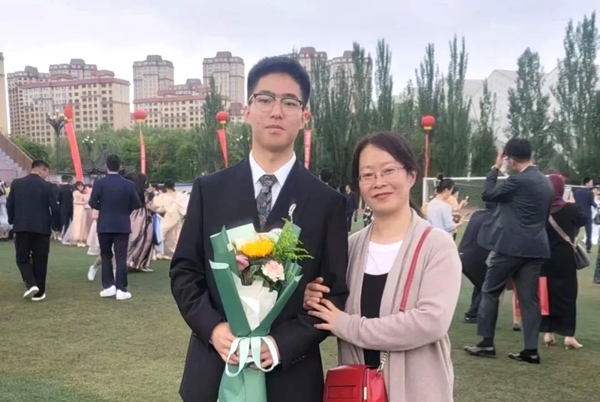劉傲寒和媽媽合影。北航供圖