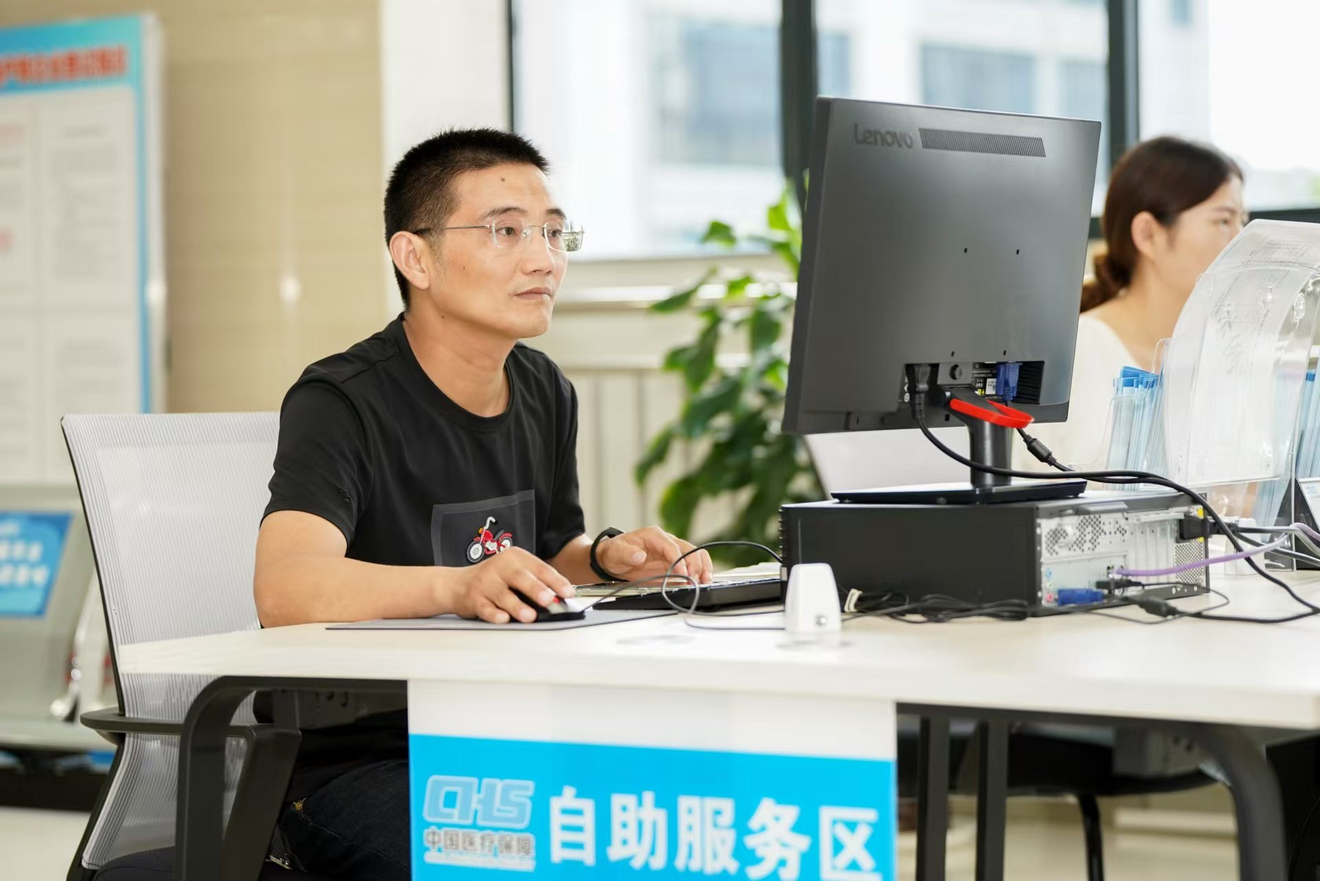安徽省池州市市民在市政務(wù)服務(wù)大廳辦理業(yè)務(wù)。人民網(wǎng)記者 王銳攝