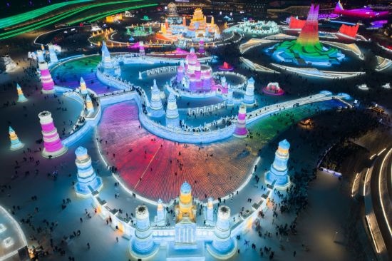 2024年1月1日，來自世界各地的游客在哈爾濱冰雪大世界園區(qū)內(nèi)游玩（無人機照片）。
