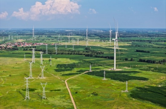 這是2024年7月19日拍攝的內(nèi)蒙古通遼238萬千瓦風(fēng)電項目（無人機照片）。此項目每年可將75億千瓦時清潔電能經(jīng)扎魯特—青州±800（千伏）直流特高壓外送通道送至山東地區(qū)消納，相當(dāng)于滿足受端地區(qū)超過300萬戶居民家庭用電需求，節(jié)約標(biāo)煤261萬噸，減少二氧化碳排放634萬噸。
