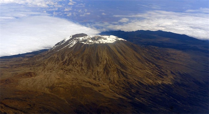 2012年8月3日，常被云霧環(huán)繞的乞力馬扎羅山云開霧散，雄姿一覽無余。新華社記者丁海濤攝
