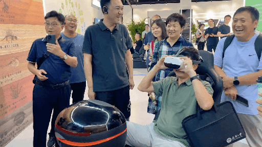 研學(xué)團(tuán)成員正在用VR眼鏡體驗(yàn)。人民網(wǎng) 王戰(zhàn)雄攝