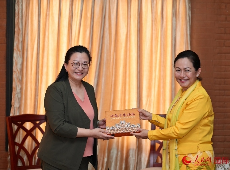 馬珈大使向岱岱楷部長(zhǎng)贈(zèng)送中國(guó)特色紀(jì)念品。人民網(wǎng)記者 謝佳君攝