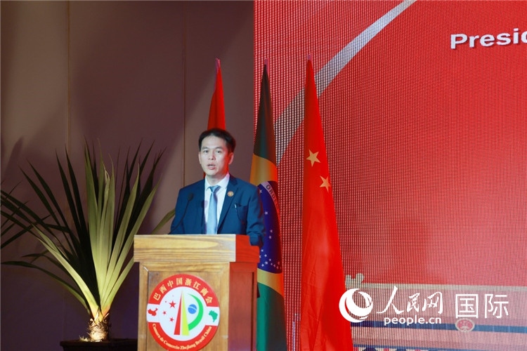 巴西中國(guó)浙江商會(huì)執(zhí)行會(huì)長(zhǎng)陳翔廣宣讀賀電。人民網(wǎng)記者 陳海琪攝