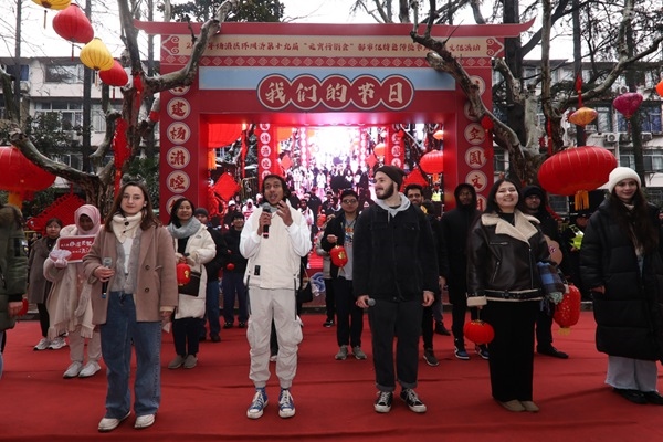 “熊貓叨叨”團(tuán)隊(duì)參加上海四平社區(qū)“元宵行街會(huì)”。