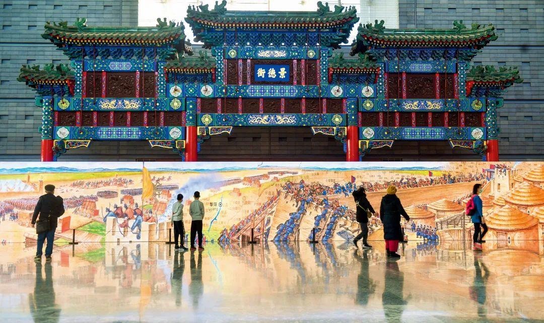 △2022年1月，觀眾在首都博物館參觀“穿越時(shí)空的大運(yùn)河”數(shù)字影像展。