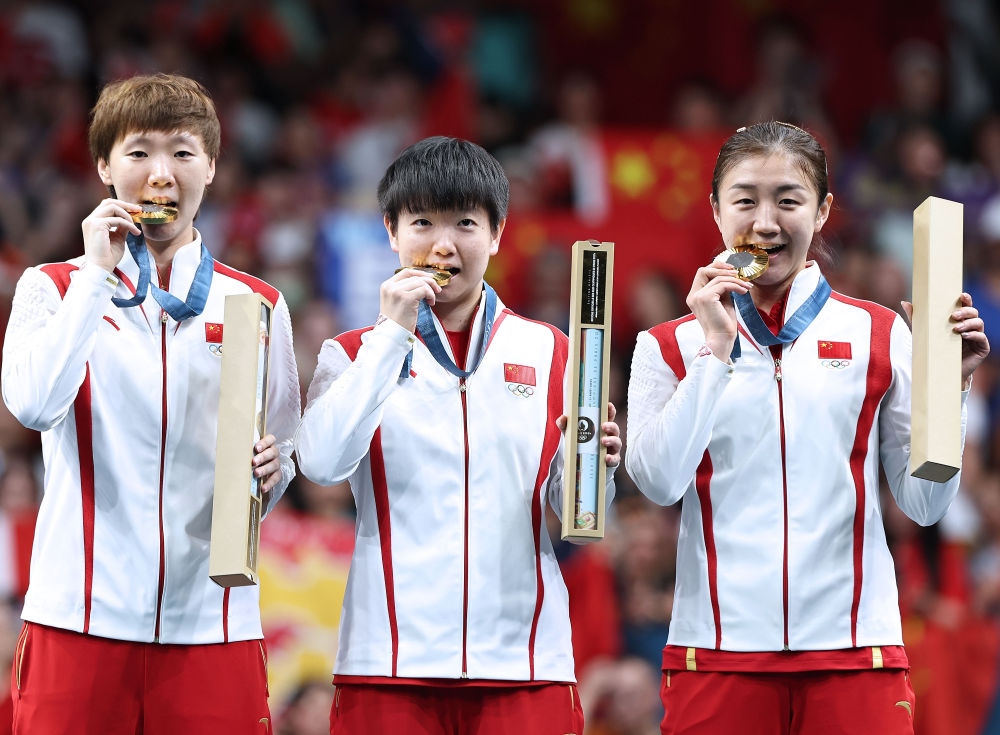 冠軍中國(guó)隊(duì)選手王曼昱、孫穎莎、陳夢(mèng)（從左至右）在巴黎奧運(yùn)會(huì)乒乓球女子團(tuán)體頒獎(jiǎng)儀式上（2024年8月10日攝）。新華社記者 王東震 攝
