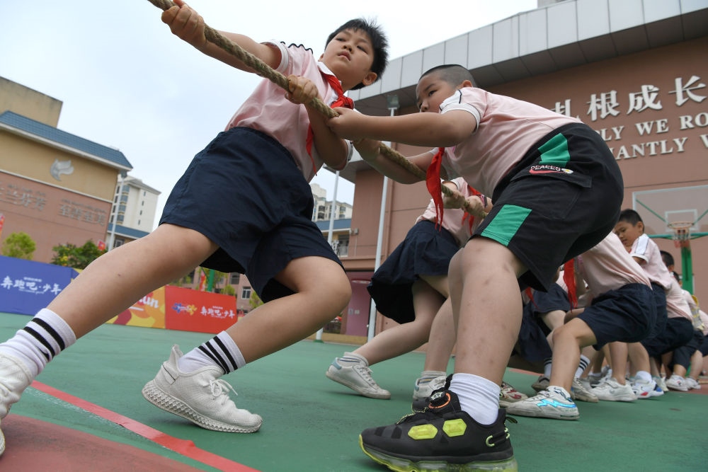 廣西南寧市玉蘭路小學(xué)的孩子們?cè)谶M(jìn)行拔河比賽（2021年5月31日攝）。新華社記者 周華 攝