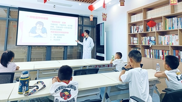 西安交通大學(xué)“筑夢(mèng)醫(yī)心·護(hù)佑三農(nóng)”實(shí)踐團(tuán)開(kāi)展健康科普。校方供圖