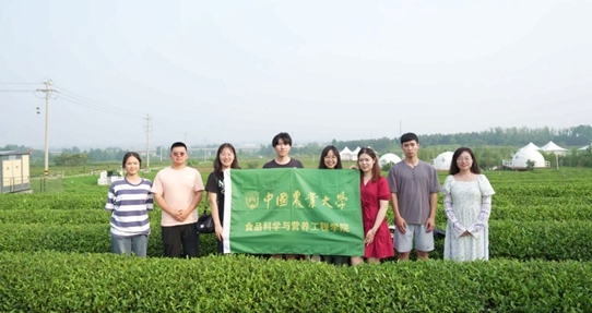 在山東日照，中國(guó)農(nóng)業(yè)大學(xué)食品學(xué)院實(shí)踐團(tuán)就農(nóng)業(yè)生產(chǎn)智能化設(shè)備、肥料選用等問(wèn)題開(kāi)展實(shí)地調(diào)研，并面向300余名村民陸續(xù)開(kāi)展4次科普宣講。校方供圖