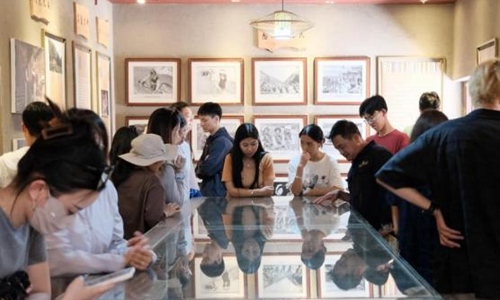 同學(xué)們觀摩文旅設(shè)計(jì)。校方供圖