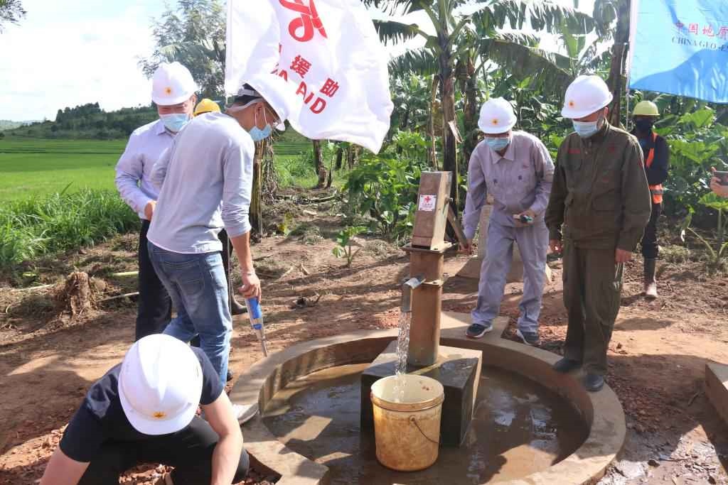 2022年4月11日，在盧旺達東方省加齊博區(qū)穆拉姆比，工作人員檢查一口中國援建的水井。新華社發(fā)