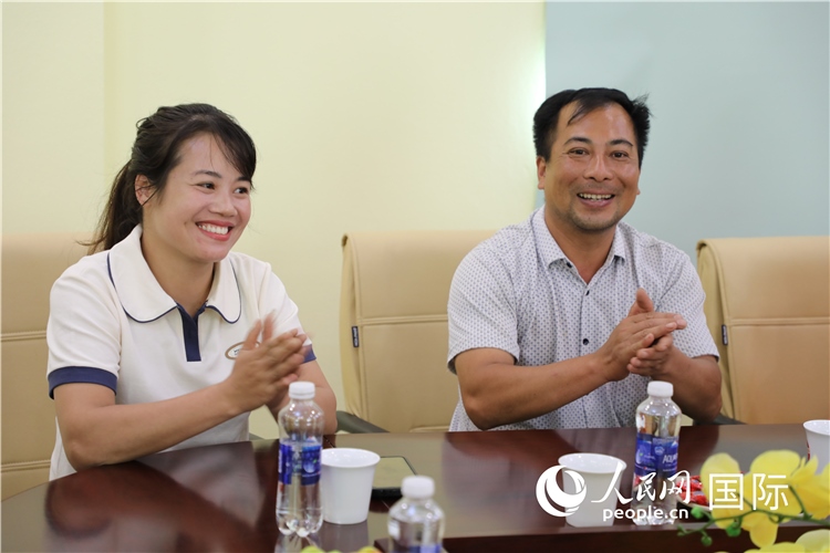 越南沙巴市黃連寄宿制民族小學(xué)老師阮氏秋姮、阮文享。人民網(wǎng)記者簡(jiǎn)承淵攝