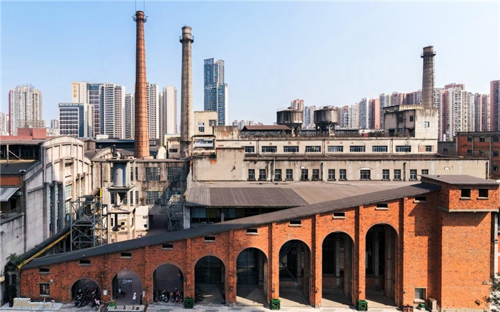 在原成都國(guó)營(yíng)紅光電子管廠舊址上改建而成的東郊記憶園區(qū)南大門(mén)。大門(mén)既保留了老工業(yè)區(qū)的風(fēng)貌，又融入了現(xiàn)代審美和創(chuàng)意，成為了園區(qū)一大亮點(diǎn)。資料圖片