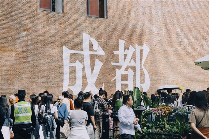 東郊記憶園區(qū)“成都?jí)Α币跃薮蟮摹俺啥肌弊謽雍酮?dú)特的藝術(shù)設(shè)計(jì)成為園區(qū)的網(wǎng)紅打卡地，吸引了眾多游客和市民前來(lái)參觀。資料圖片
