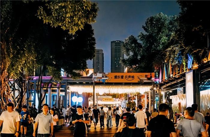 夜幕下的東郊記憶園區(qū)人流如織，熱度不減。資料圖片