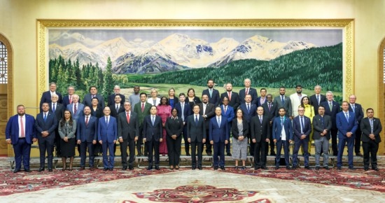  8月30日，國家副主席韓正在北京集體會見出席2024年國際議員友好交流論壇的各國代表。新華社記者 丁林 攝
