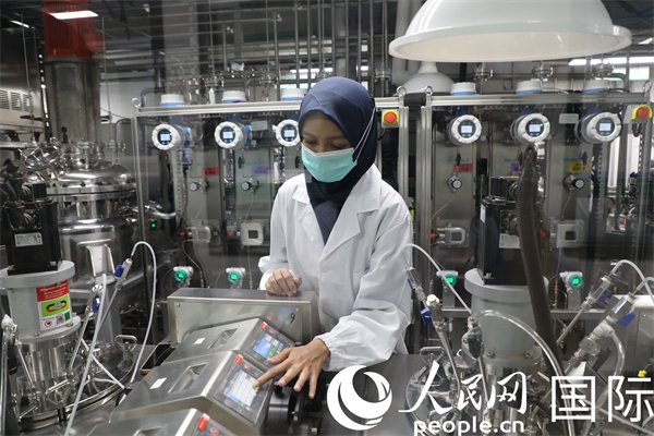 中國—印尼新能源材料與冶金工程技術(shù)聯(lián)合研究實驗室內(nèi)，研究人員正在工作。人民網(wǎng)記者曹師韻攝