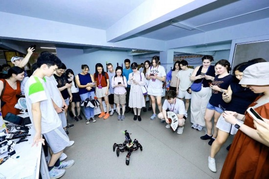 8月25日，中外青年在浙江杭州觀看機器人表演。新華社發(fā)（清華大學供圖）