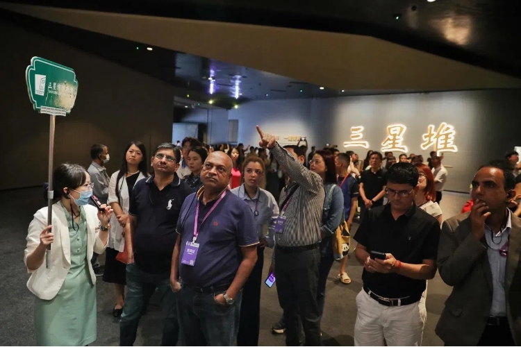 8月31日，亞洲媒體考察團參訪三星堆博物館。《中國經(jīng)濟周刊》記者肖翊攝