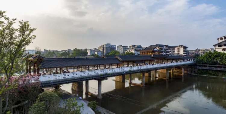 樂山蘇稽古鎮(zhèn)廊橋。樂山市委宣傳部供圖