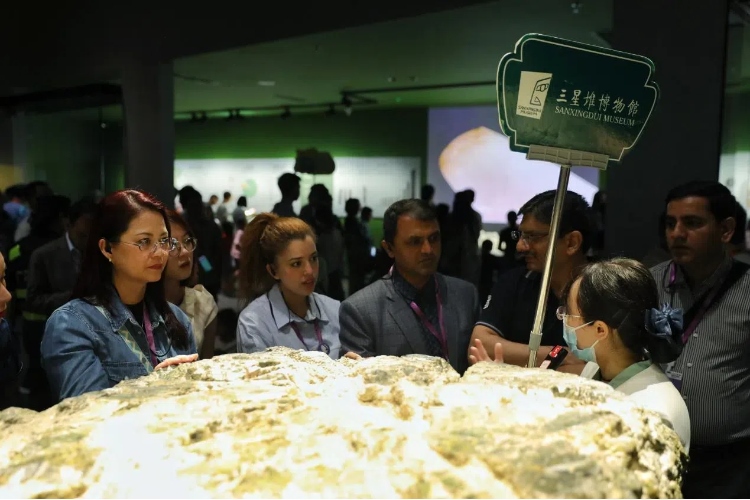 8月31日，亞洲媒體考察團參訪三星堆博物館。左一為馬來西亞《星報》首席商務官莉迪婭·王?！吨袊?jīng)濟周刊》記者肖翊攝