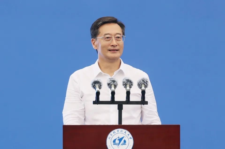 中國(guó)工程院院士、北京航空航天大學(xué)校長(zhǎng)王云鵬在2024級(jí)新生開(kāi)學(xué)典禮上講話。校方供圖