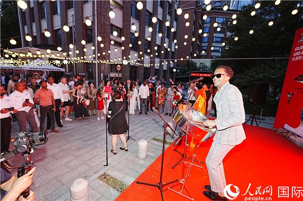 來(lái)自特多的藝術(shù)家在慶祝儀式上表演特多鋼鼓。人民網(wǎng)記者 趙益普攝