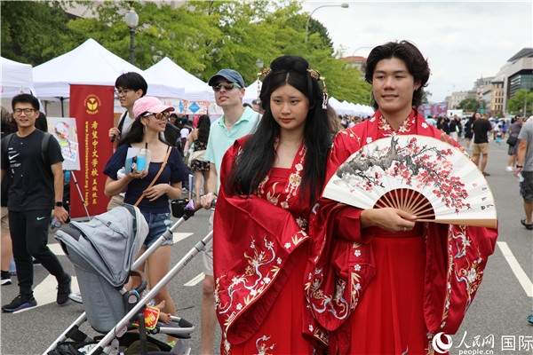 5、當(dāng)?shù)厝A僑華人身穿漢服參加文化節(jié)。 人民網(wǎng)記者 李志偉攝