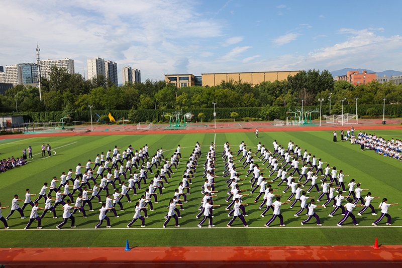 高一學(xué)生在開(kāi)學(xué)典禮中表演軍體拳。學(xué)校供圖