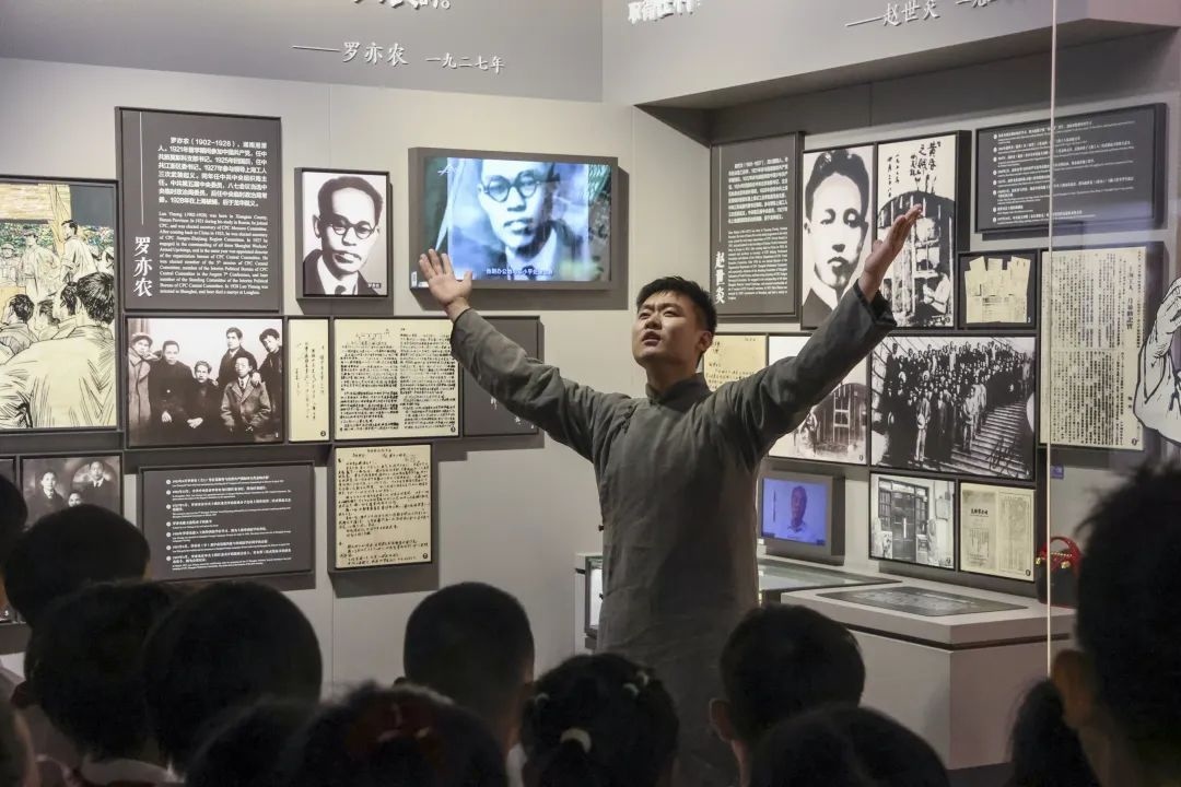 勞模身穿長袍再現(xiàn)烈士事跡。徐匯區(qū)總工會供圖